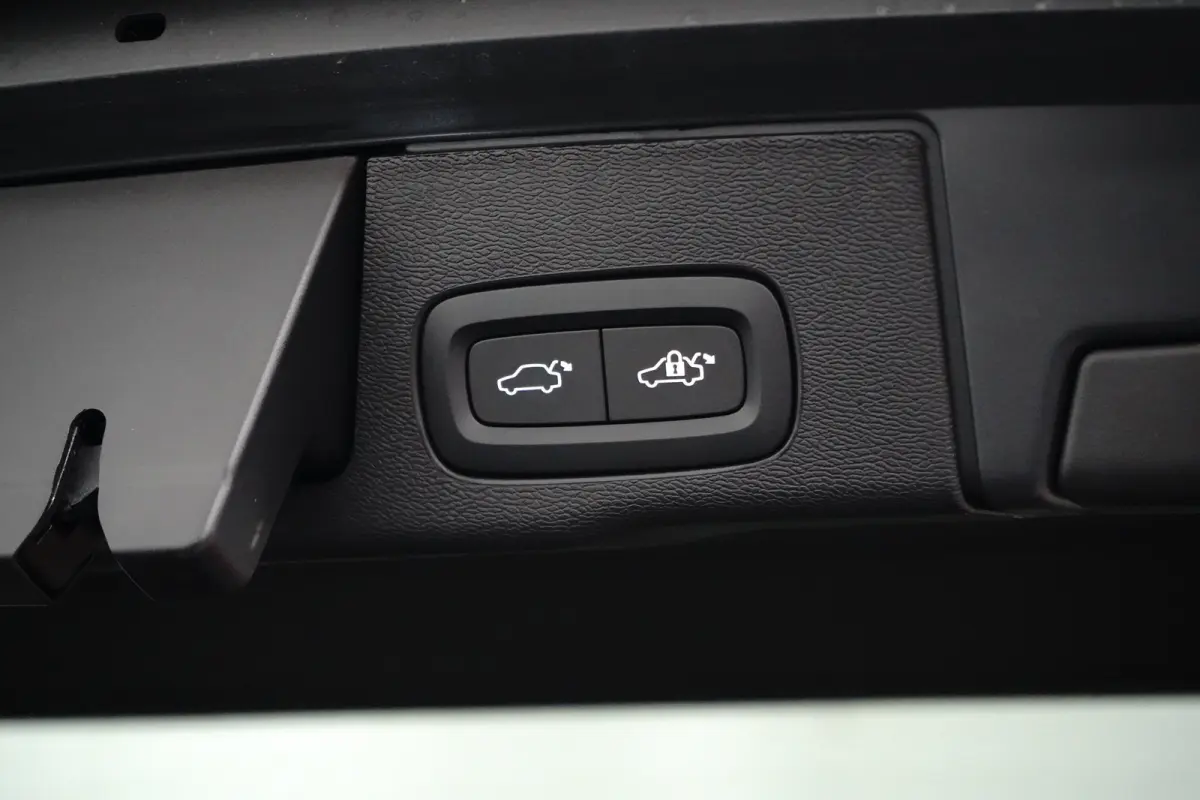 2.0 T6 Plug-in hybrid AWD Plus Dark | Harman/Kardon | Memory | Pilot Assist | Stuur/stoelverwarming