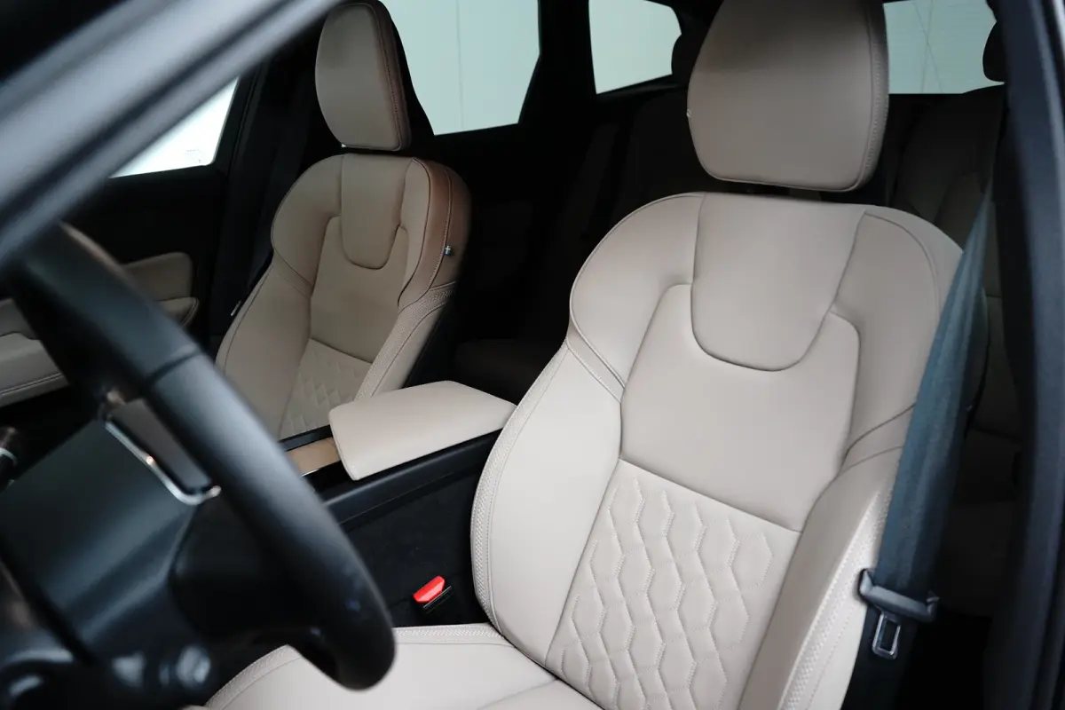 2.0 T6 Plug-in hybrid AWD Plus Dark | Harman/Kardon | Memory | Pilot Assist | Stuur/stoelverwarming