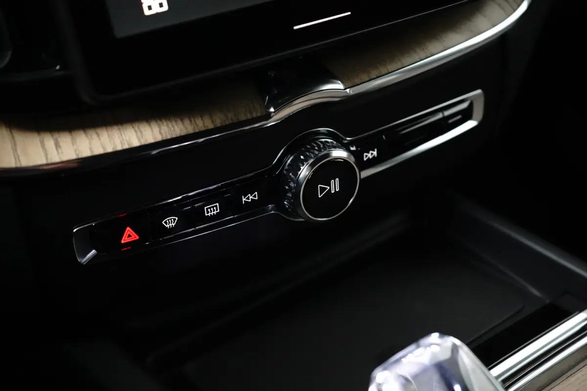 2.0 T6 Plug-in hybrid AWD Plus Dark | Harman/Kardon | Memory | Pilot Assist | Stuur/stoelverwarming