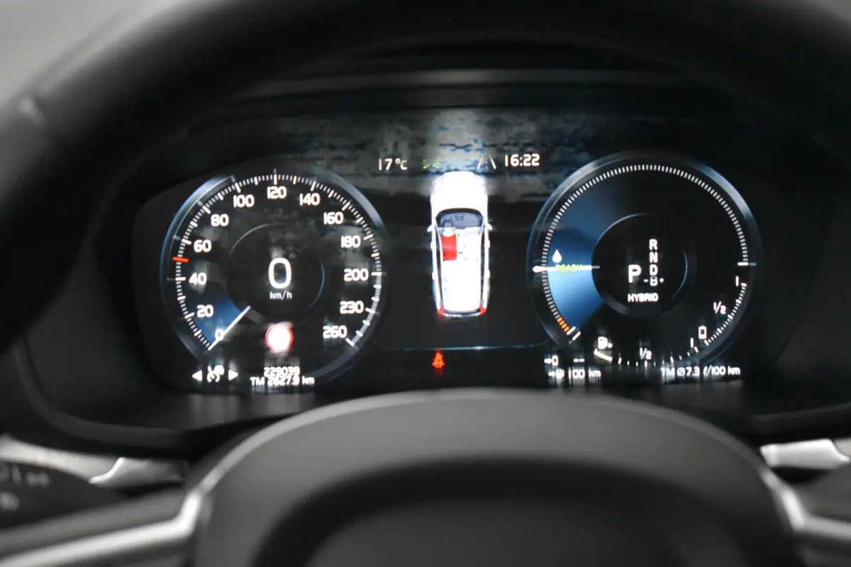 2.0 T6 Plug-in hybrid AWD Core Bright