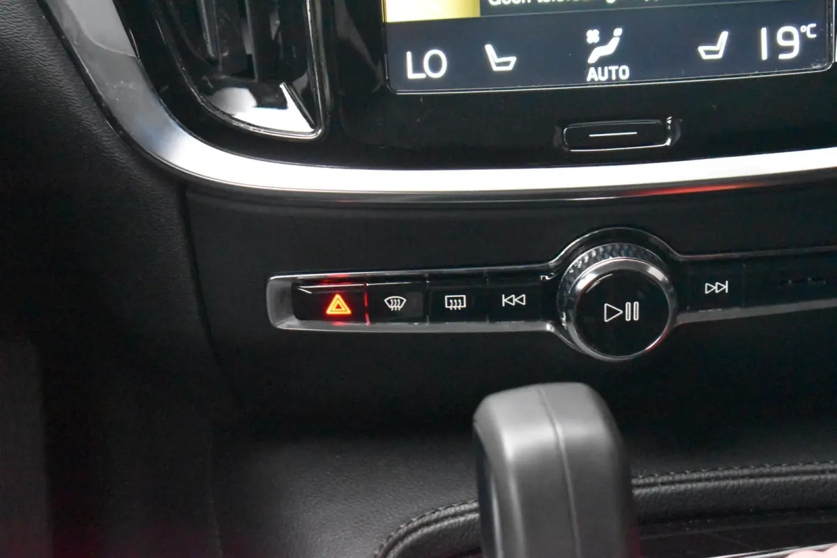 2.0 T6 Plug-in hybrid AWD Core Bright