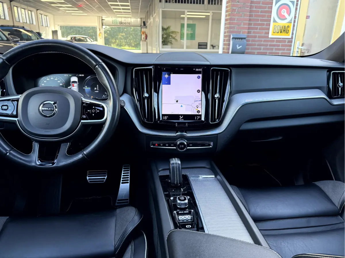 2.0 Recharge T6 AWD R-Design Panoramadak, Camera, 19''Lmv