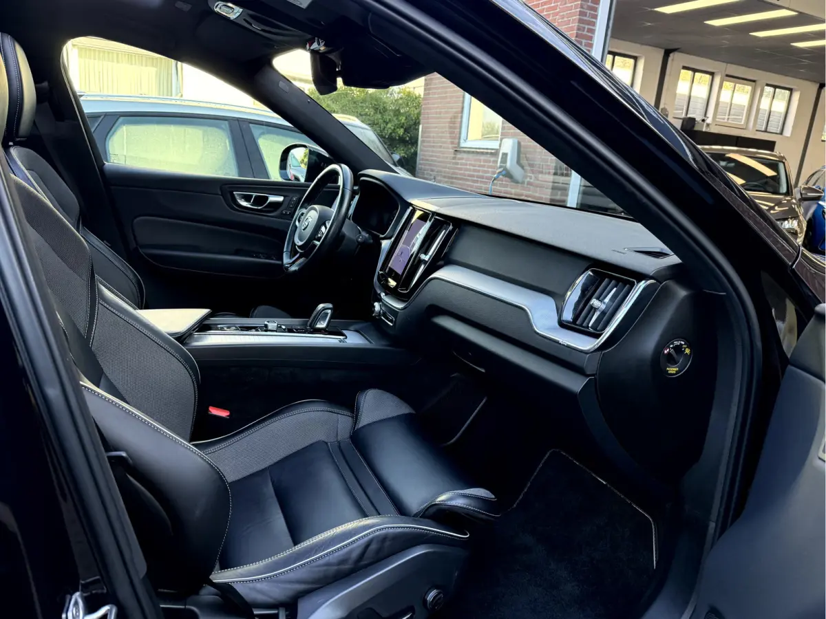 2.0 Recharge T6 AWD R-Design Panoramadak, Camera, 19''Lmv