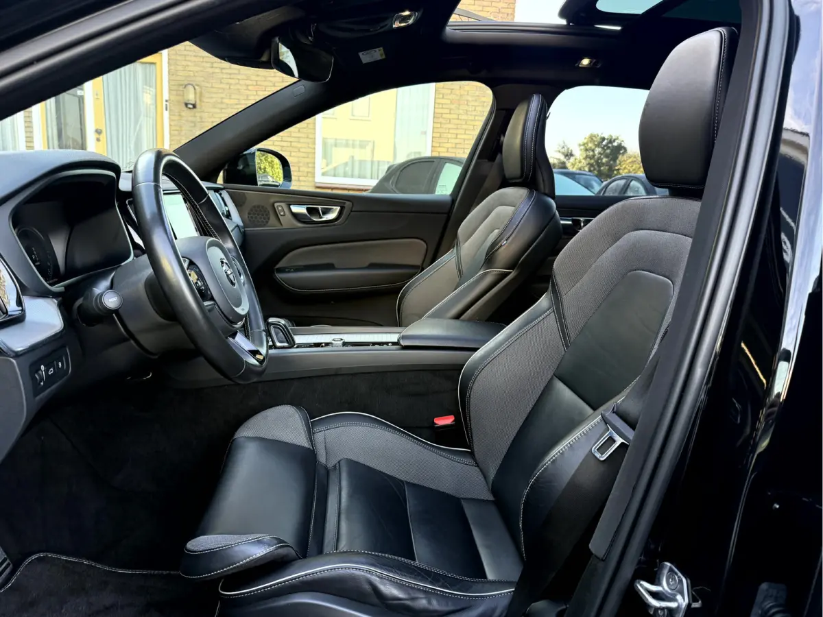 2.0 Recharge T6 AWD R-Design Panoramadak, Camera, 19''Lmv