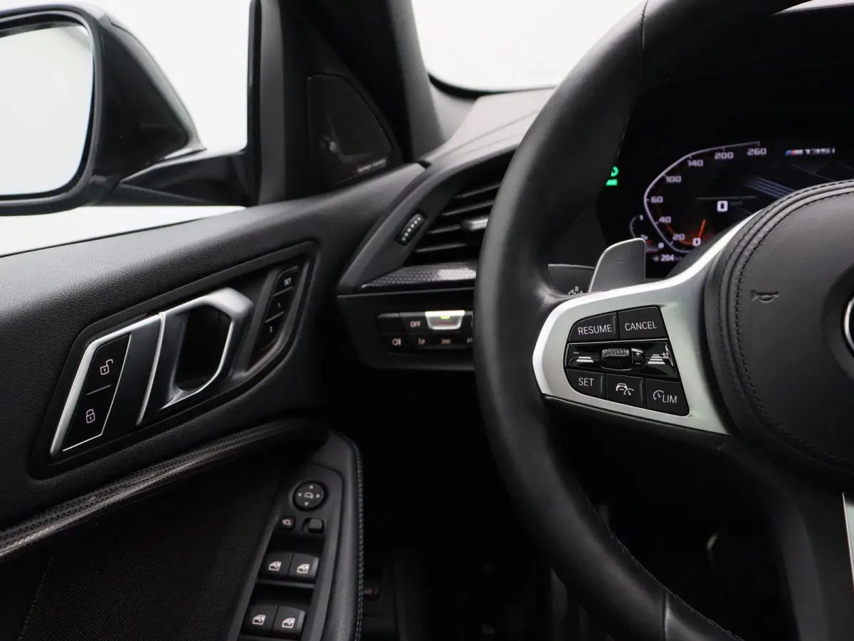 5-deurs M135i xDrive | LED | Leder | HUD | Schuifdak | Elektr. zetels | DAB | Harman-kardon sound | Alu 19 Inch