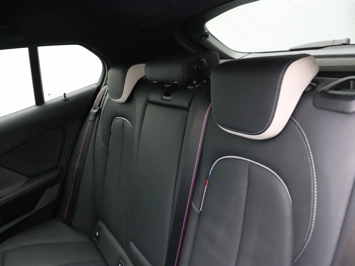 5-deurs M135i xDrive | LED | Leder | HUD | Schuifdak | Elektr. zetels | DAB | Harman-kardon sound | Alu 19 Inch