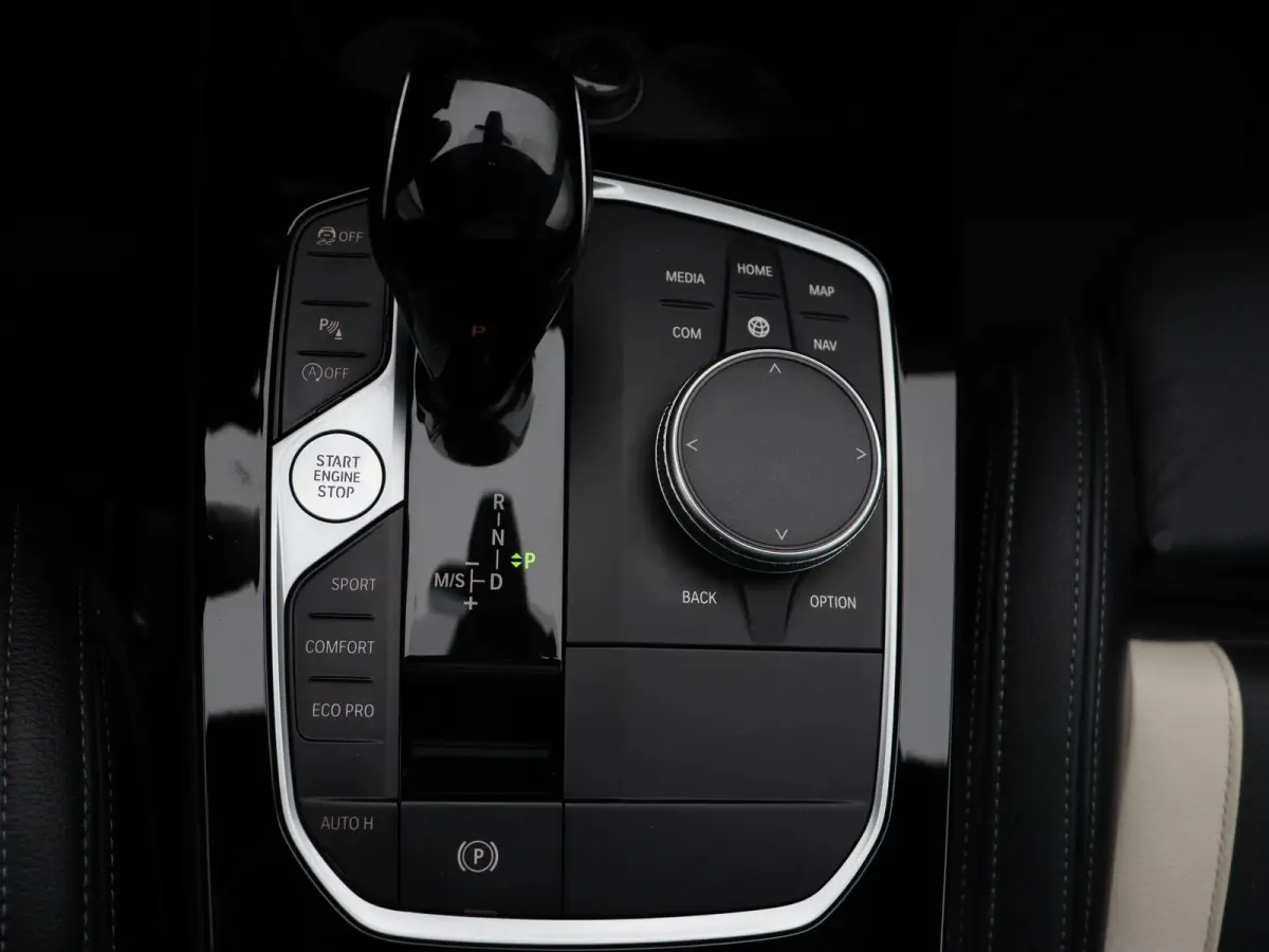 5-deurs M135i xDrive | LED | Leder | HUD | Schuifdak | Elektr. zetels | DAB | Harman-kardon sound | Alu 19 Inch