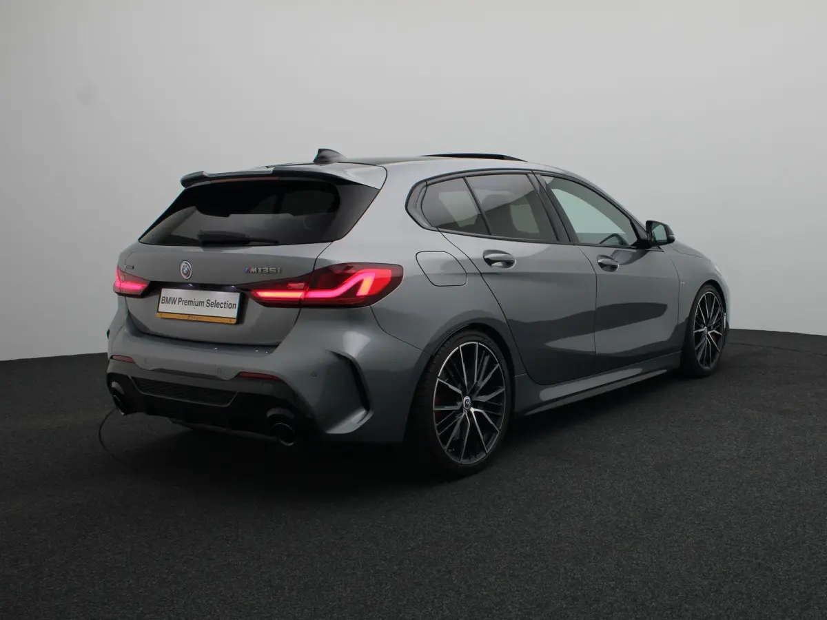 5-deurs M135i xDrive | LED | Leder | HUD | Schuifdak | Elektr. zetels | DAB | Harman-kardon sound | Alu 19 Inch