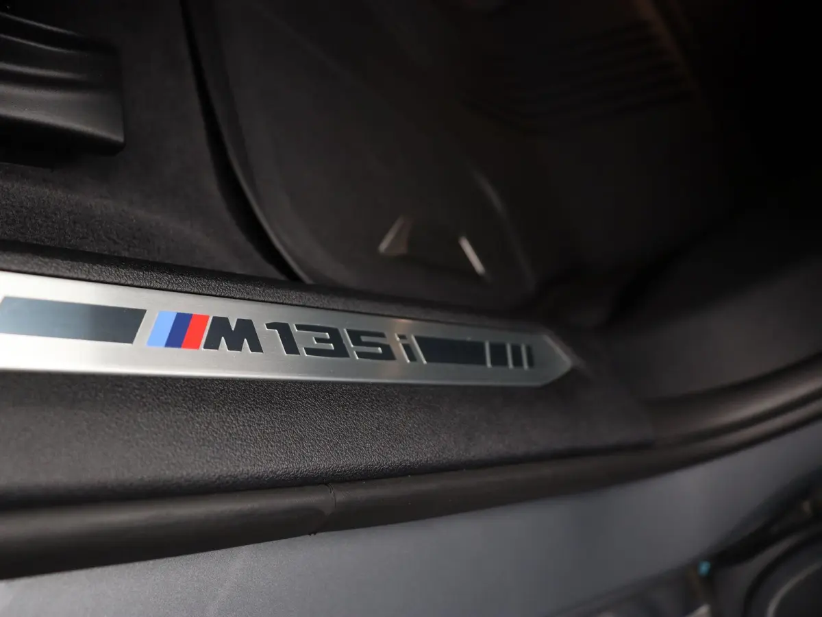 5-deurs M135i xDrive | LED | Leder | HUD | Schuifdak | Elektr. zetels | DAB | Harman-kardon sound | Alu 19 Inch