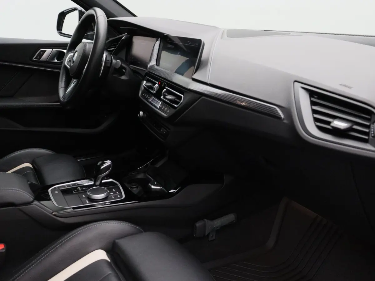 5-deurs M135i xDrive | LED | Leder | HUD | Schuifdak | Elektr. zetels | DAB | Harman-kardon sound | Alu 19 Inch
