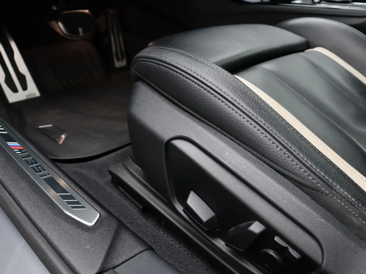 5-deurs M135i xDrive | LED | Leder | HUD | Schuifdak | Elektr. zetels | DAB | Harman-kardon sound | Alu 19 Inch