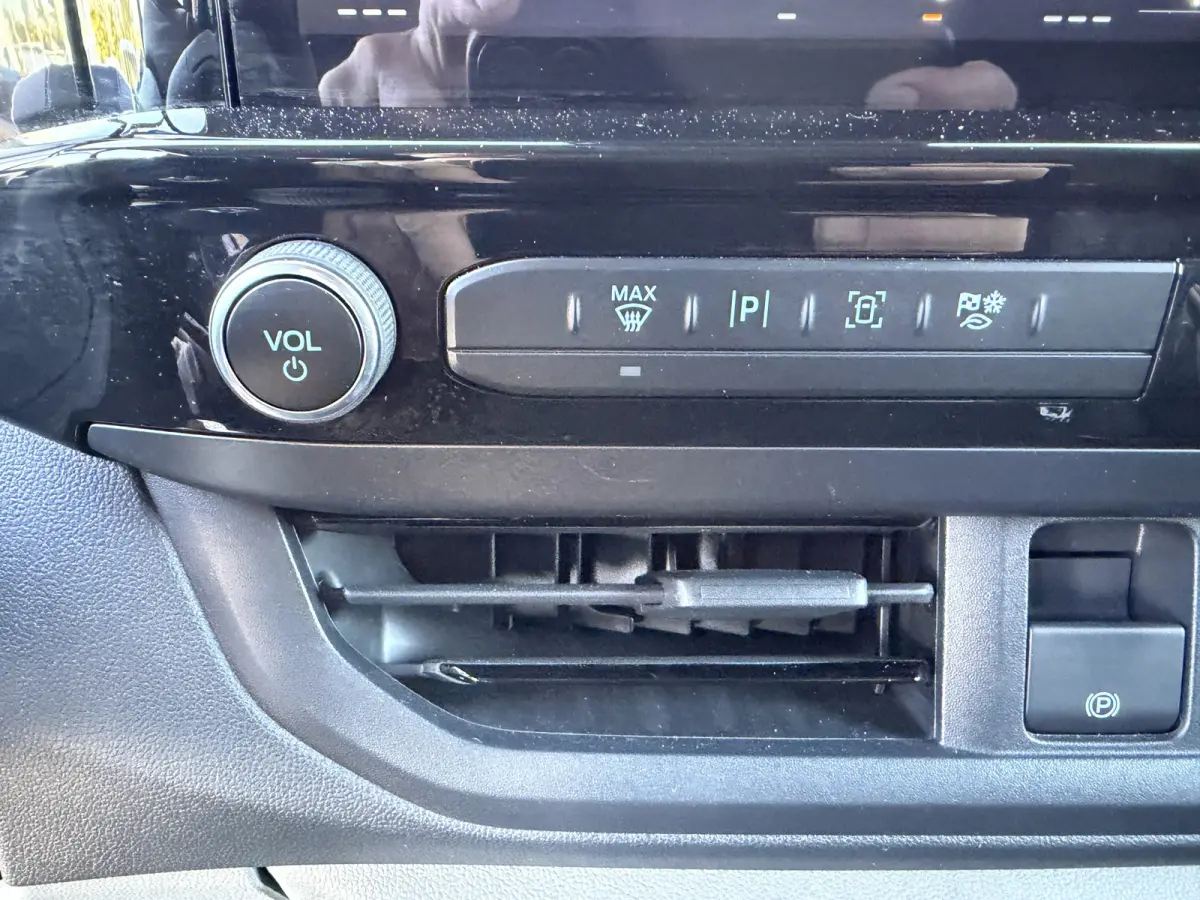 Cust. 320 L2H1 Limited 65 kWh 218 PK CarPlay/stoelverwarming/Cruise Control