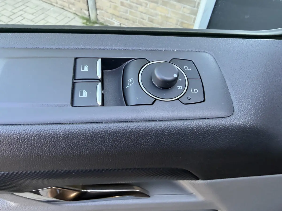 Cust. 320 L2H1 Limited 65 kWh 218 PK CarPlay/stoelverwarming/Cruise Control