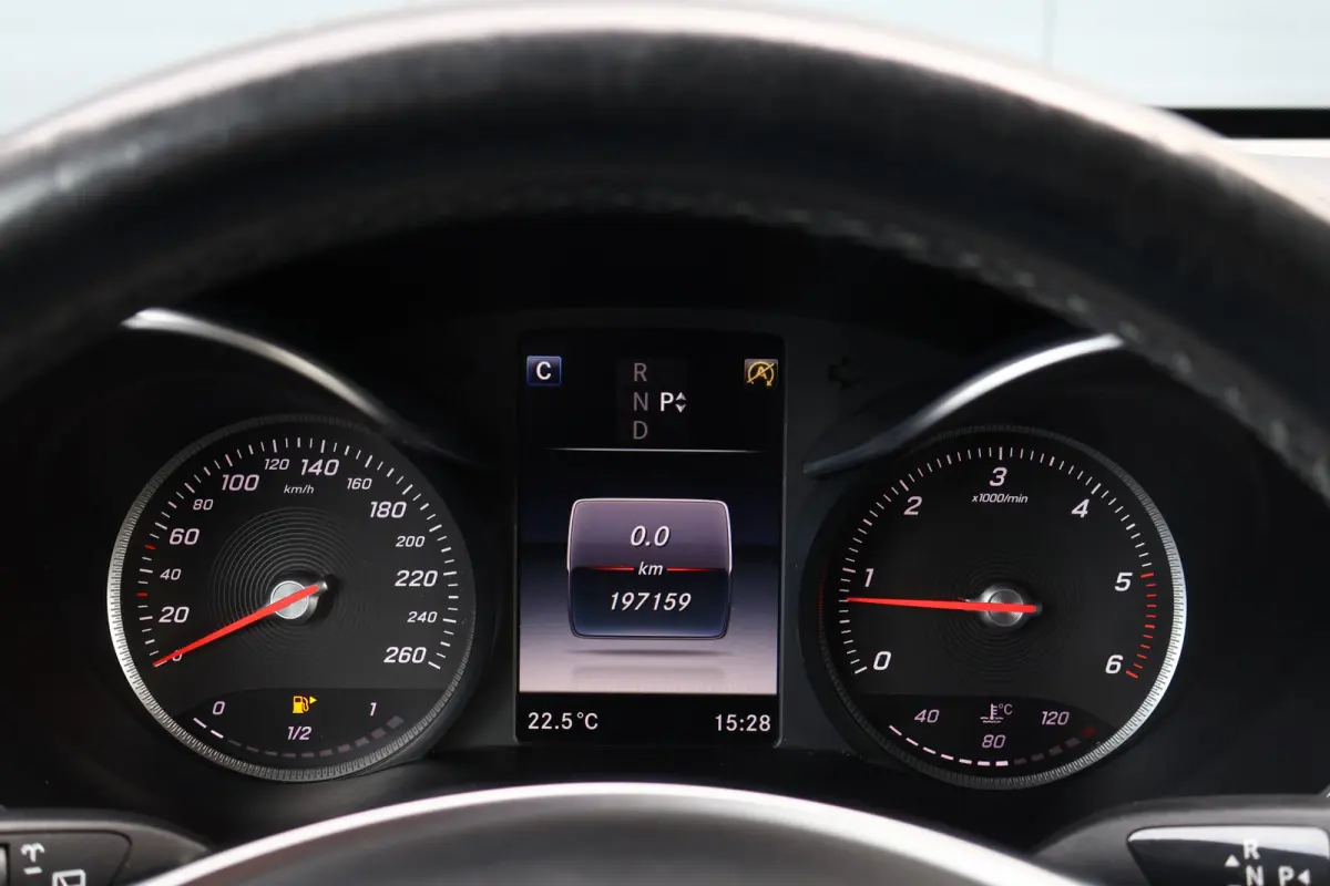 250 d 4MATIC AMG Line | Luchtvering | Trekhaak | 2500kg trekgewicht | Camera | Stoelverwarming | Leer / Alcantara | NL auto!
