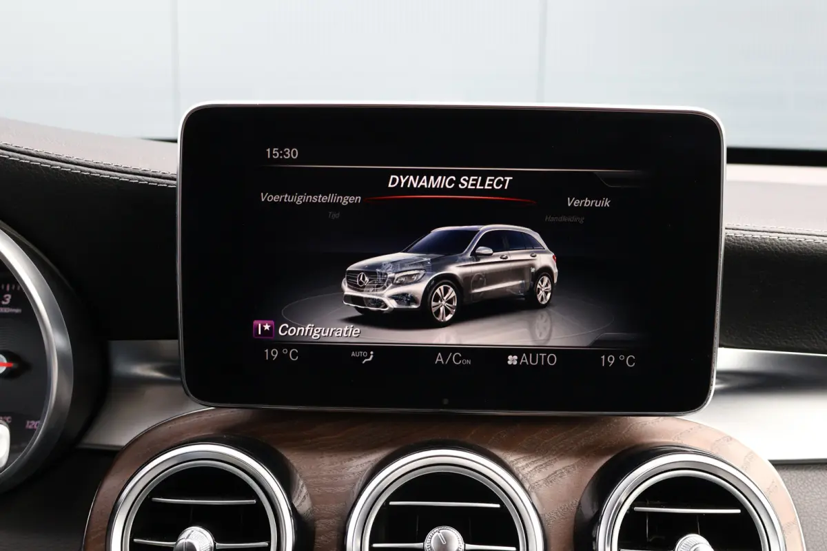 250 d 4MATIC AMG Line | Luchtvering | Trekhaak | 2500kg trekgewicht | Camera | Stoelverwarming | Leer / Alcantara | NL auto!
