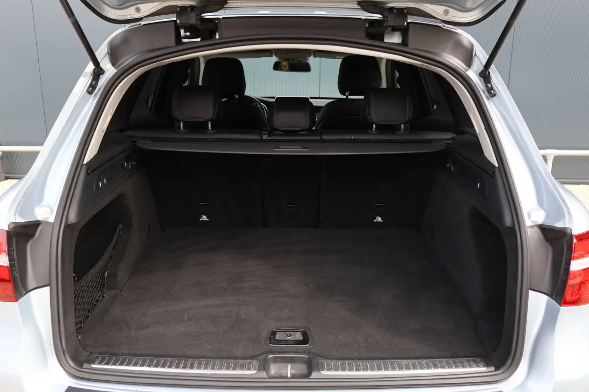 250 d 4MATIC AMG Line | Luchtvering | Trekhaak | 2500kg trekgewicht | Camera | Stoelverwarming | Leer / Alcantara | NL auto!
