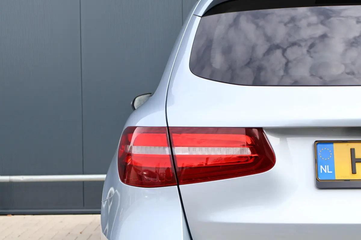 250 d 4MATIC AMG Line | Luchtvering | Trekhaak | 2500kg trekgewicht | Camera | Stoelverwarming | Leer / Alcantara | NL auto!