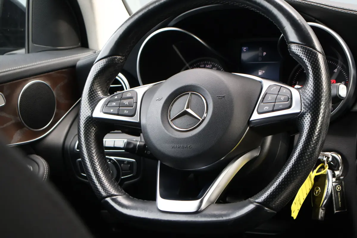 250 d 4MATIC AMG Line | Luchtvering | Trekhaak | 2500kg trekgewicht | Camera | Stoelverwarming | Leer / Alcantara | NL auto!