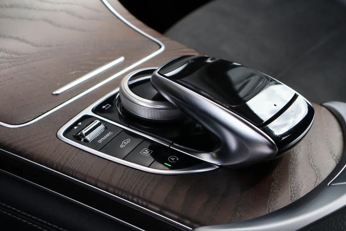 250 d 4MATIC AMG Line | Luchtvering | Trekhaak | 2500kg trekgewicht | Camera | Stoelverwarming | Leer / Alcantara | NL auto!