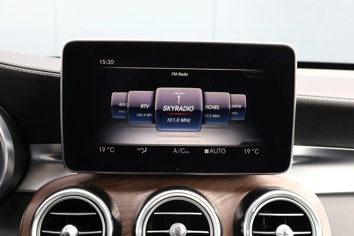 250 d 4MATIC AMG Line | Luchtvering | Trekhaak | 2500kg trekgewicht | Camera | Stoelverwarming | Leer / Alcantara | NL auto!