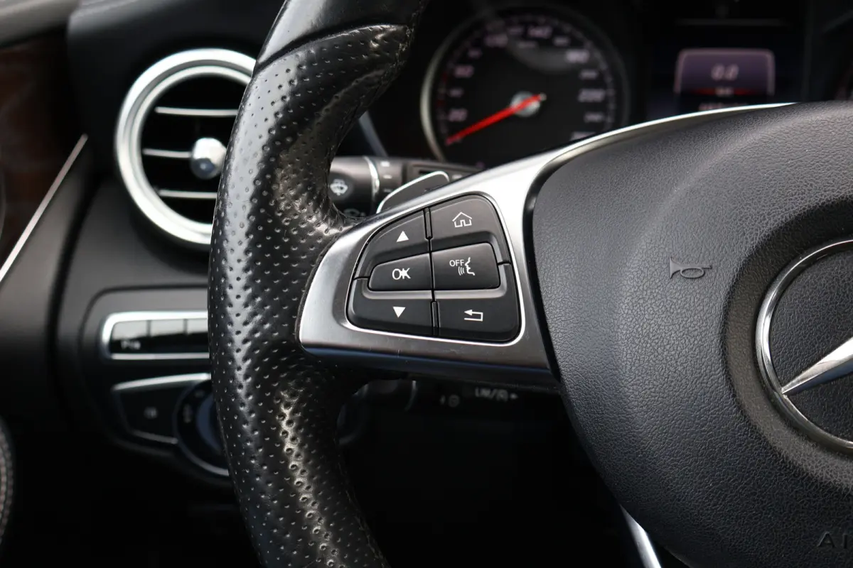 250 d 4MATIC AMG Line | Luchtvering | Trekhaak | 2500kg trekgewicht | Camera | Stoelverwarming | Leer / Alcantara | NL auto!