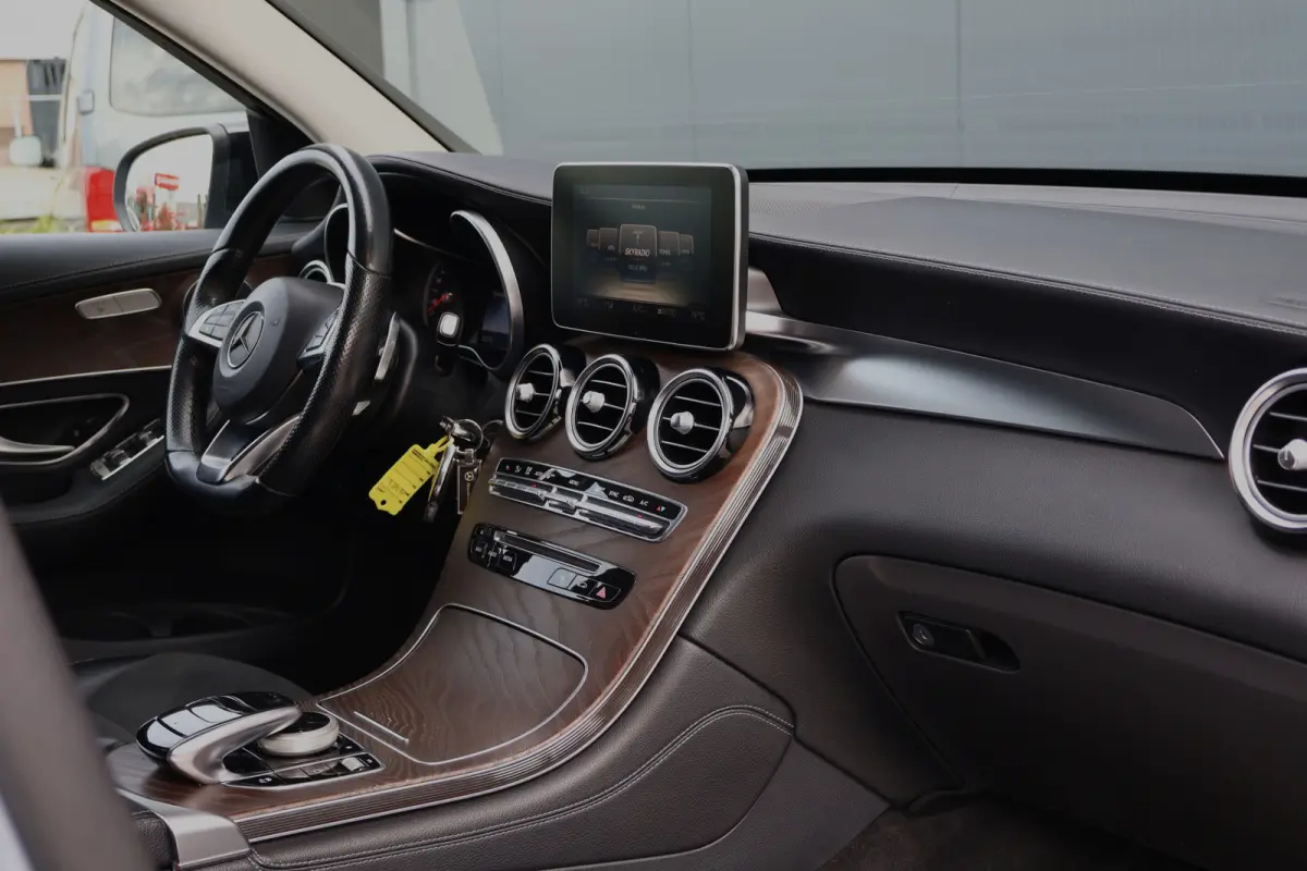 250 d 4MATIC AMG Line | Luchtvering | Trekhaak | 2500kg trekgewicht | Camera | Stoelverwarming | Leer / Alcantara | NL auto!