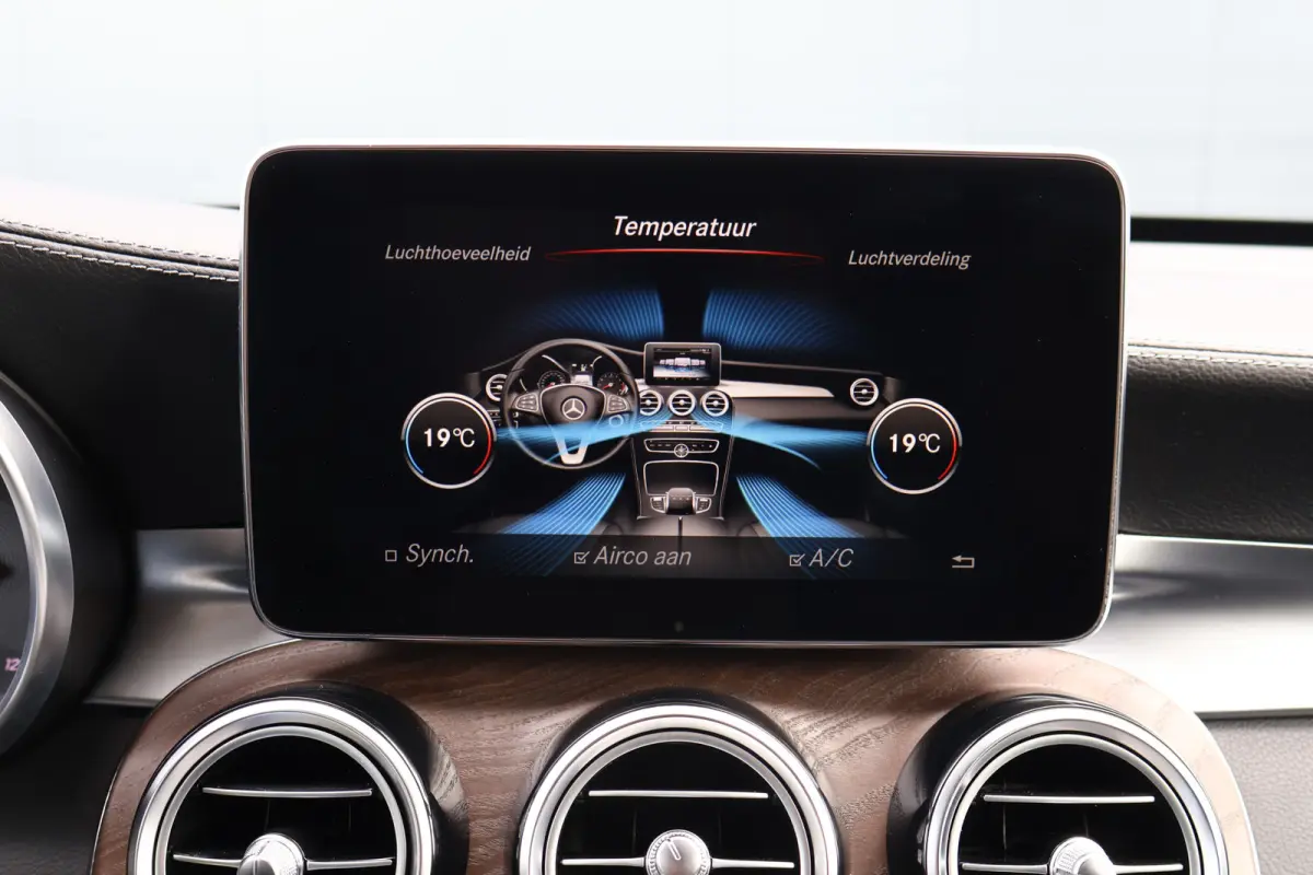 250 d 4MATIC AMG Line | Luchtvering | Trekhaak | 2500kg trekgewicht | Camera | Stoelverwarming | Leer / Alcantara | NL auto!