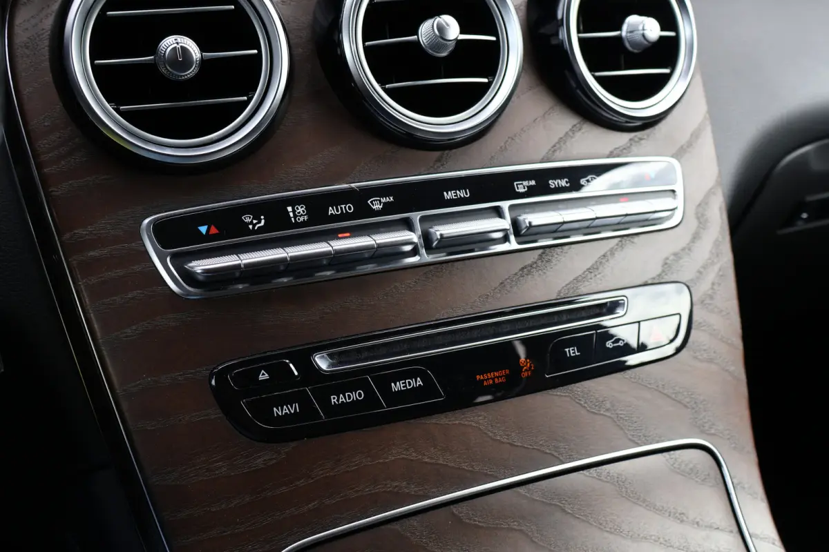 250 d 4MATIC AMG Line | Luchtvering | Trekhaak | 2500kg trekgewicht | Camera | Stoelverwarming | Leer / Alcantara | NL auto!