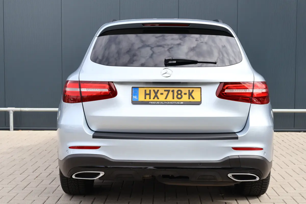 250 d 4MATIC AMG Line | Luchtvering | Trekhaak | 2500kg trekgewicht | Camera | Stoelverwarming | Leer / Alcantara | NL auto!