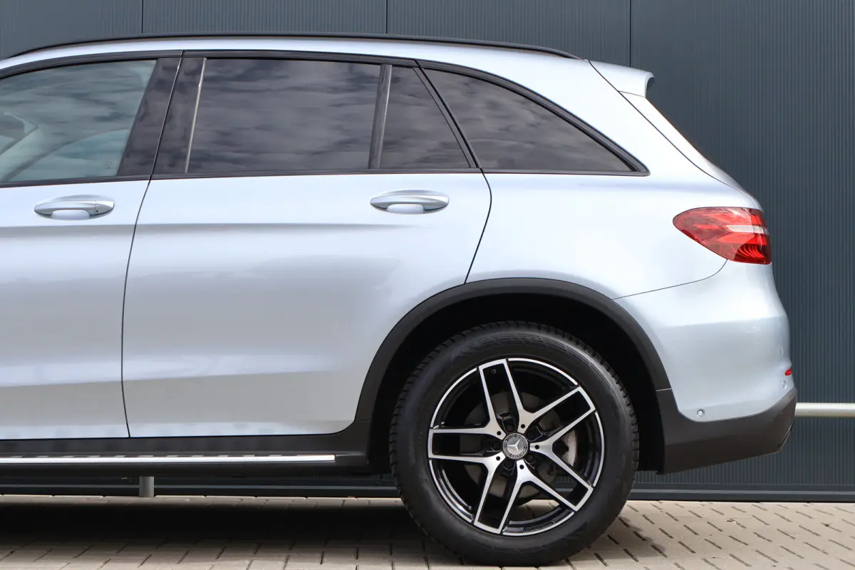 250 d 4MATIC AMG Line | Luchtvering | Trekhaak | 2500kg trekgewicht | Camera | Stoelverwarming | Leer / Alcantara | NL auto!