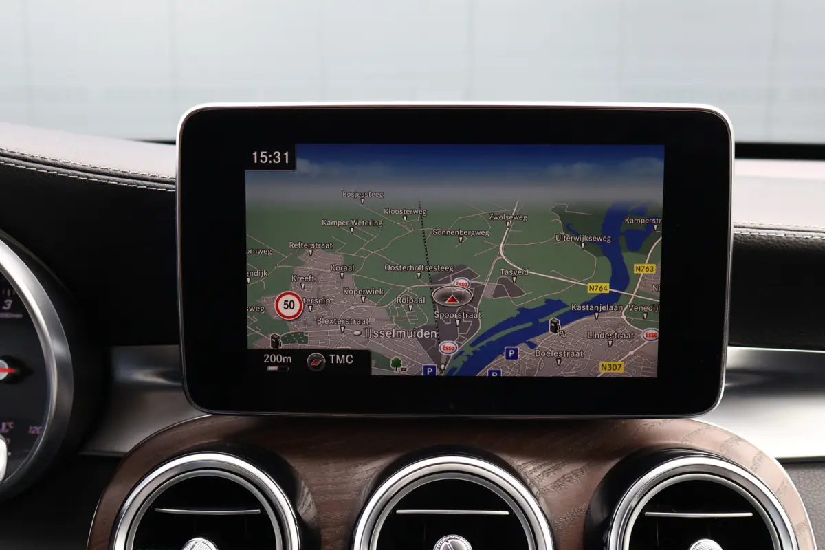 250 d 4MATIC AMG Line | Luchtvering | Trekhaak | 2500kg trekgewicht | Camera | Stoelverwarming | Leer / Alcantara | NL auto!