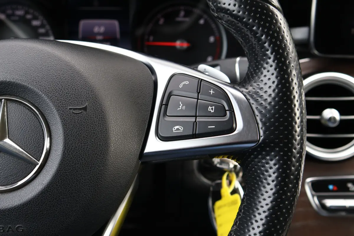250 d 4MATIC AMG Line | Luchtvering | Trekhaak | 2500kg trekgewicht | Camera | Stoelverwarming | Leer / Alcantara | NL auto!