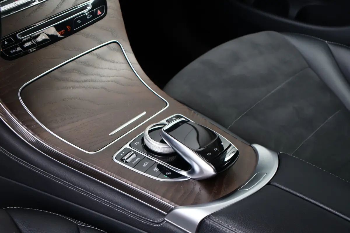 250 d 4MATIC AMG Line | Luchtvering | Trekhaak | 2500kg trekgewicht | Camera | Stoelverwarming | Leer / Alcantara | NL auto!