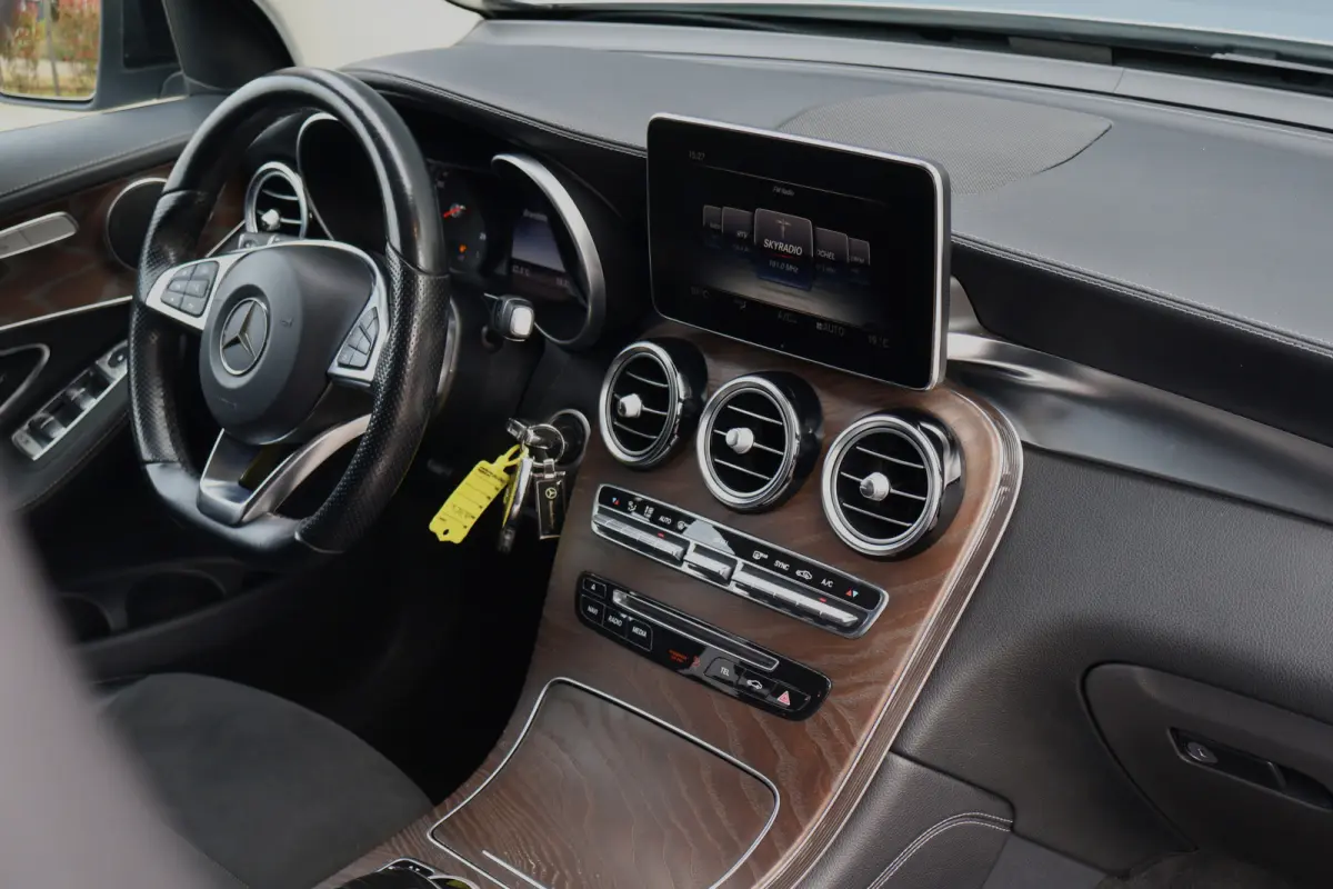 250 d 4MATIC AMG Line | Luchtvering | Trekhaak | 2500kg trekgewicht | Camera | Stoelverwarming | Leer / Alcantara | NL auto!