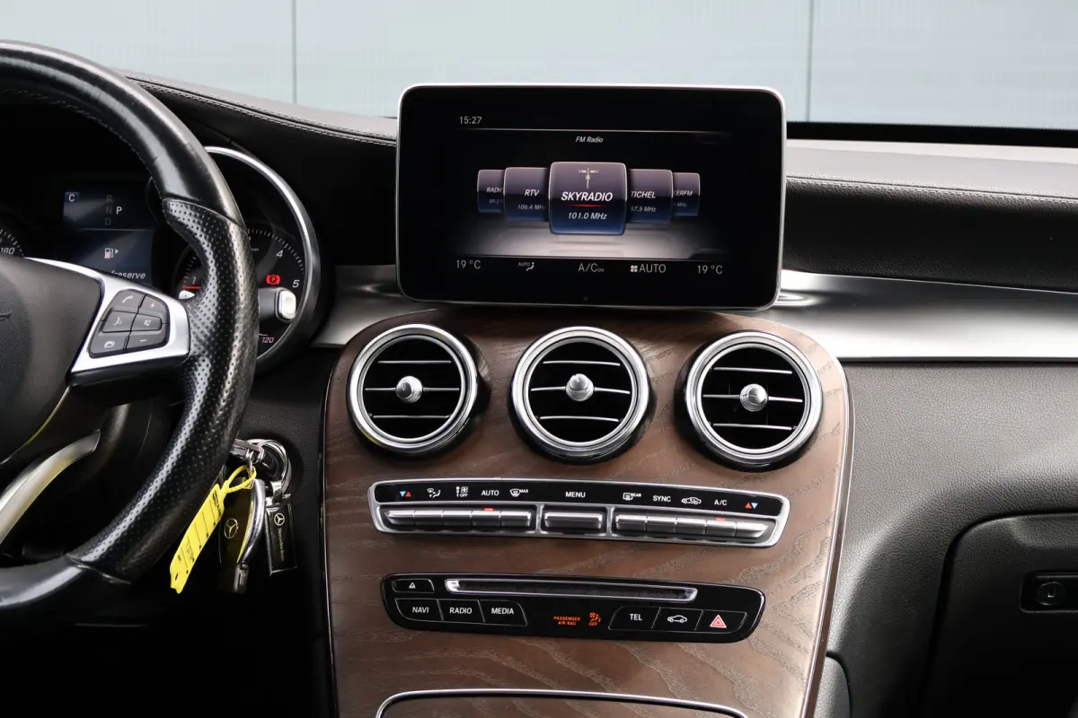 250 d 4MATIC AMG Line | Luchtvering | Trekhaak | 2500kg trekgewicht | Camera | Stoelverwarming | Leer / Alcantara | NL auto!