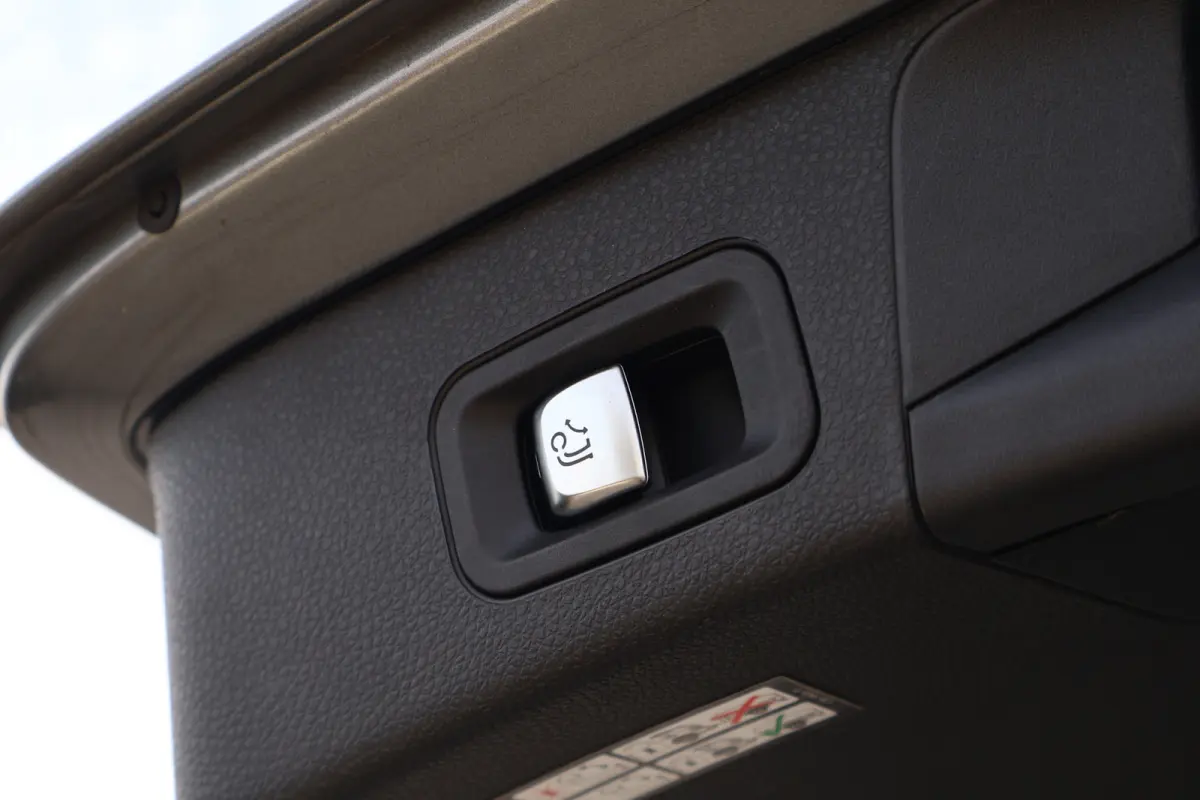 2.2 CDI Ambition Automaat | Wegkl. Trekhaak | Camera | Comand | Stoelverwarming | Half leder | 1800kg trekgewicht