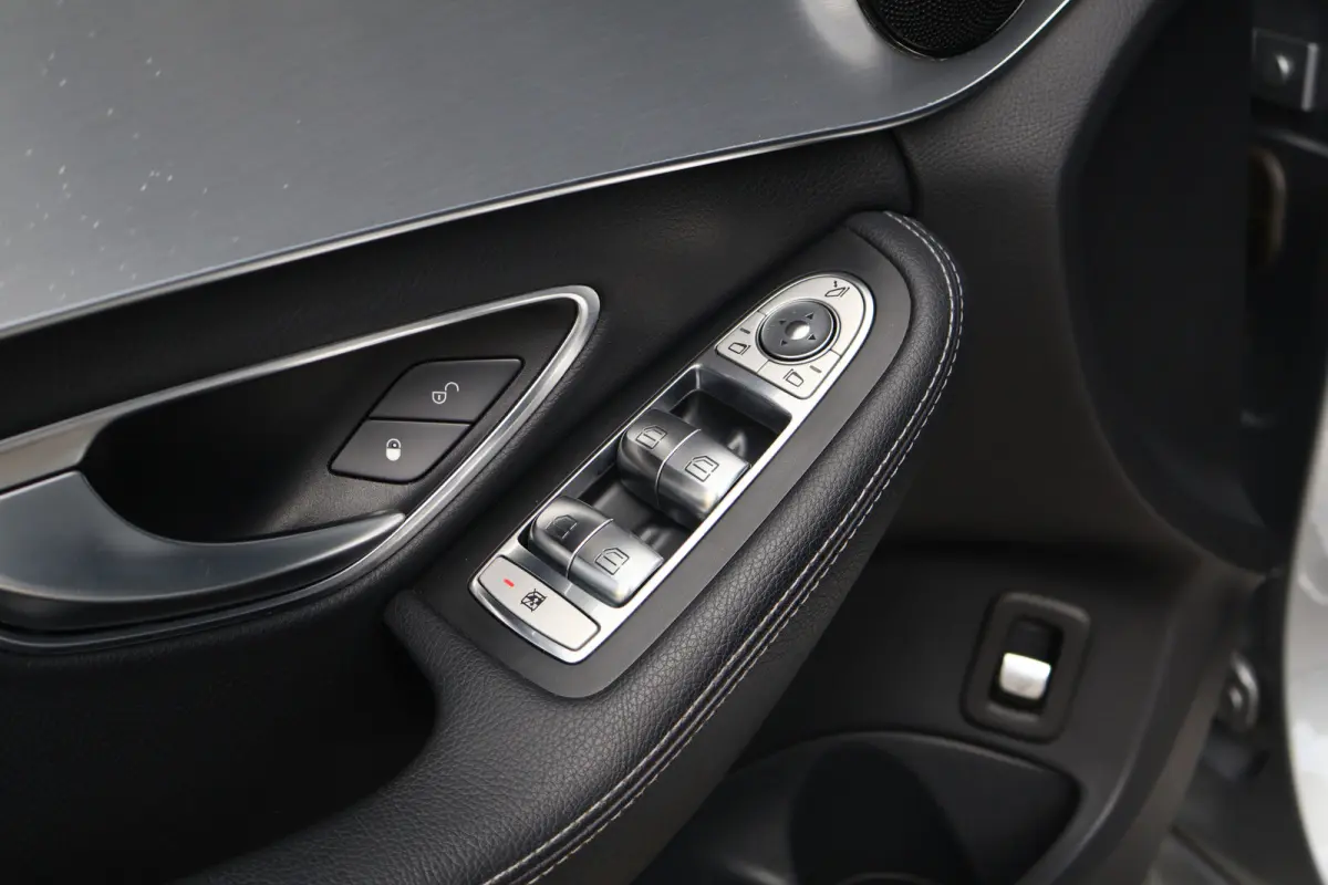 2.2 CDI Ambition Automaat | Wegkl. Trekhaak | Camera | Comand | Stoelverwarming | Half leder | 1800kg trekgewicht