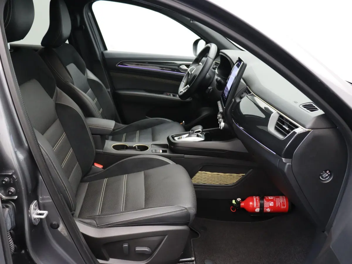 E-Tech hybrid 145pk E-Tech engineered | Trekhaak | Lederen bekleding | Elek. stoelen | Stoel- en stuurwielverwarming |