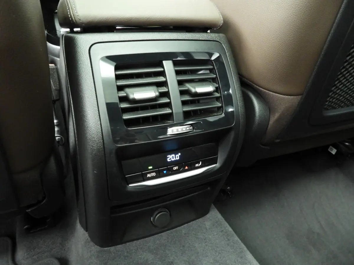 sDrive20i | M-Sportpakket | LED | Leder | HUD | Panoramadak | Chrome line | Stoelverwarming | DAB | Hifi speakers | Alu 20 inch