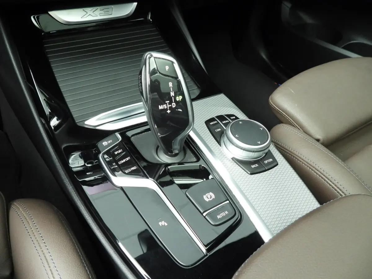 sDrive20i | M-Sportpakket | LED | Leder | HUD | Panoramadak | Chrome line | Stoelverwarming | DAB | Hifi speakers | Alu 20 inch