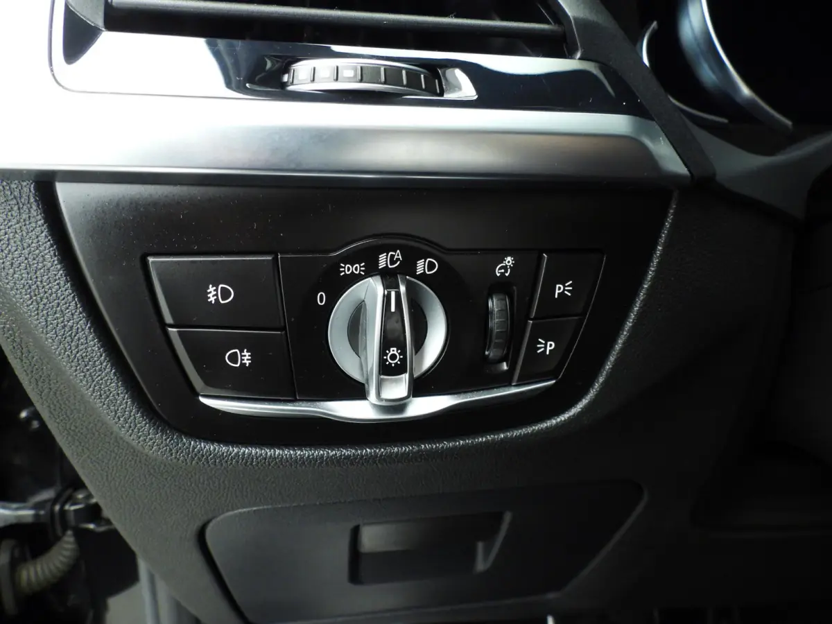 sDrive20i | M-Sportpakket | LED | Leder | HUD | Panoramadak | Chrome line | Stoelverwarming | DAB | Hifi speakers | Alu 20 inch