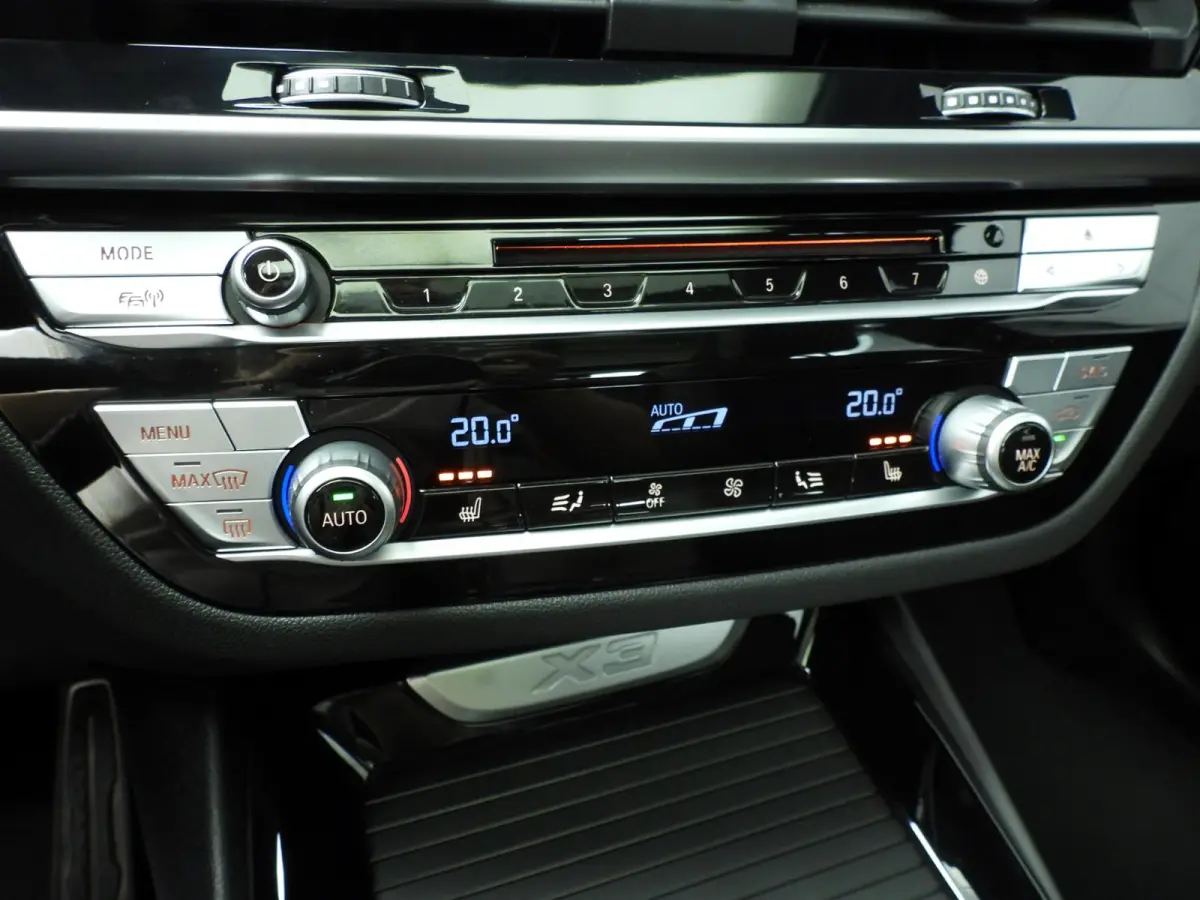 sDrive20i | M-Sportpakket | LED | Leder | HUD | Panoramadak | Chrome line | Stoelverwarming | DAB | Hifi speakers | Alu 20 inch