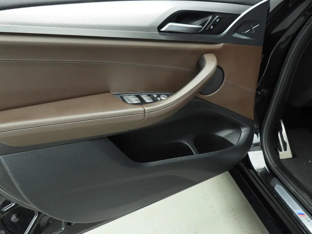sDrive20i | M-Sportpakket | LED | Leder | HUD | Panoramadak | Chrome line | Stoelverwarming | DAB | Hifi speakers | Alu 20 inch