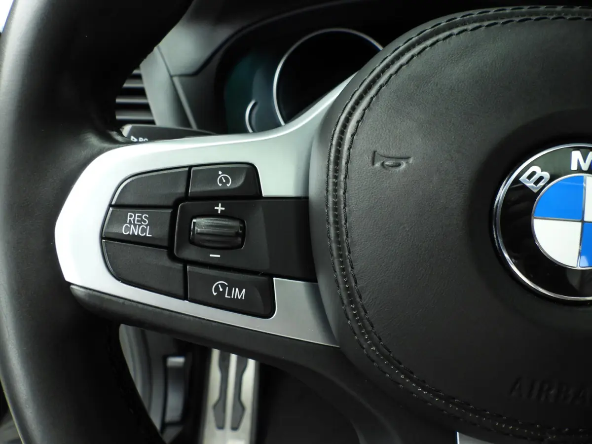 sDrive20i | M-Sportpakket | LED | Leder | HUD | Panoramadak | Chrome line | Stoelverwarming | DAB | Hifi speakers | Alu 20 inch