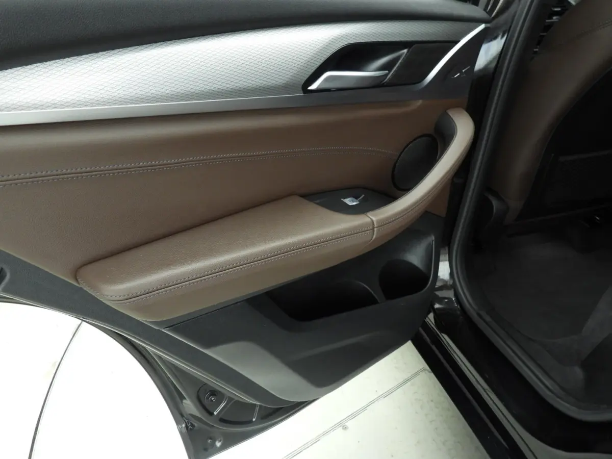 sDrive20i | M-Sportpakket | LED | Leder | HUD | Panoramadak | Chrome line | Stoelverwarming | DAB | Hifi speakers | Alu 20 inch
