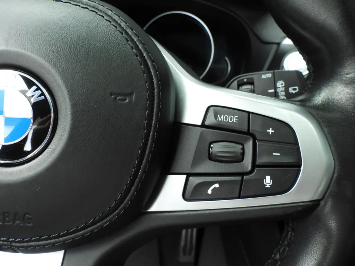 sDrive20i | M-Sportpakket | LED | Leder | HUD | Panoramadak | Chrome line | Stoelverwarming | DAB | Hifi speakers | Alu 20 inch