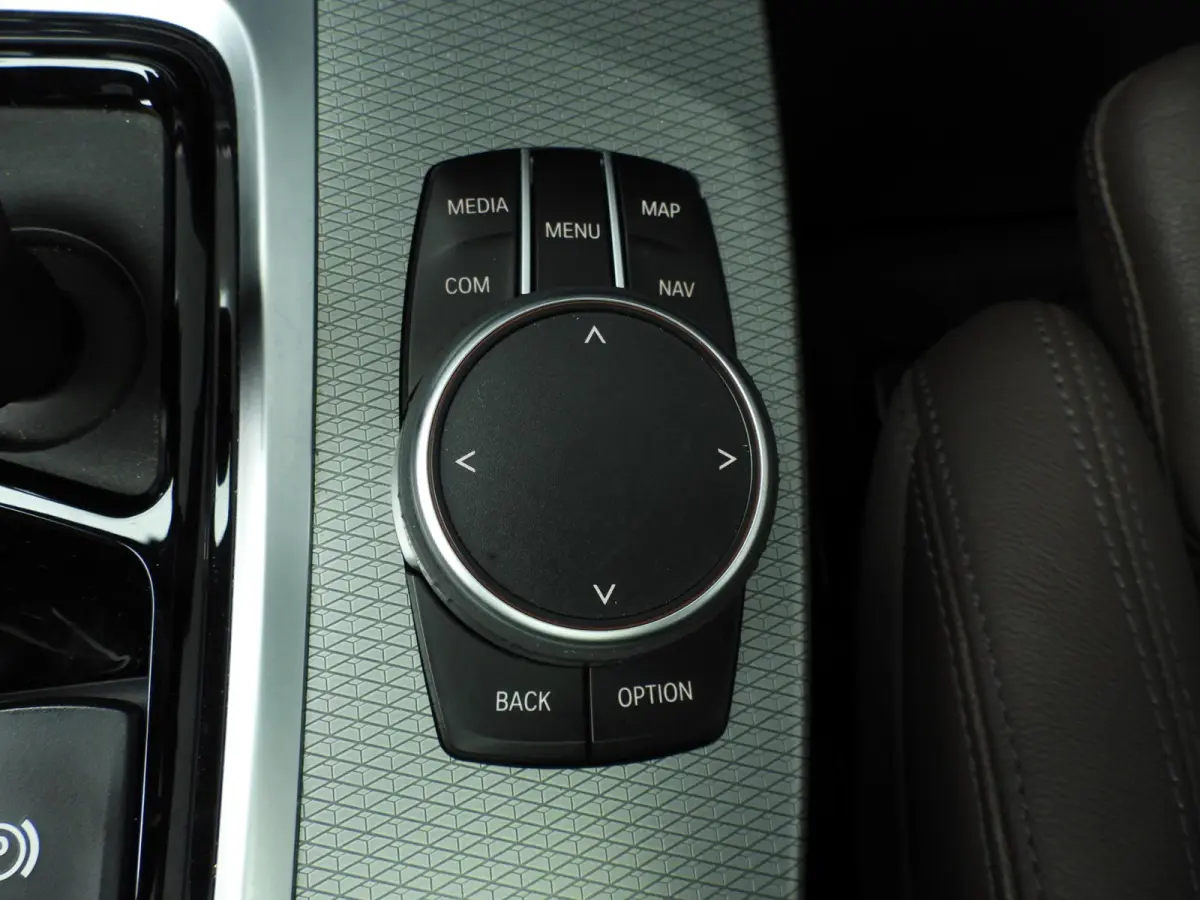 sDrive20i | M-Sportpakket | LED | Leder | HUD | Panoramadak | Chrome line | Stoelverwarming | DAB | Hifi speakers | Alu 20 inch