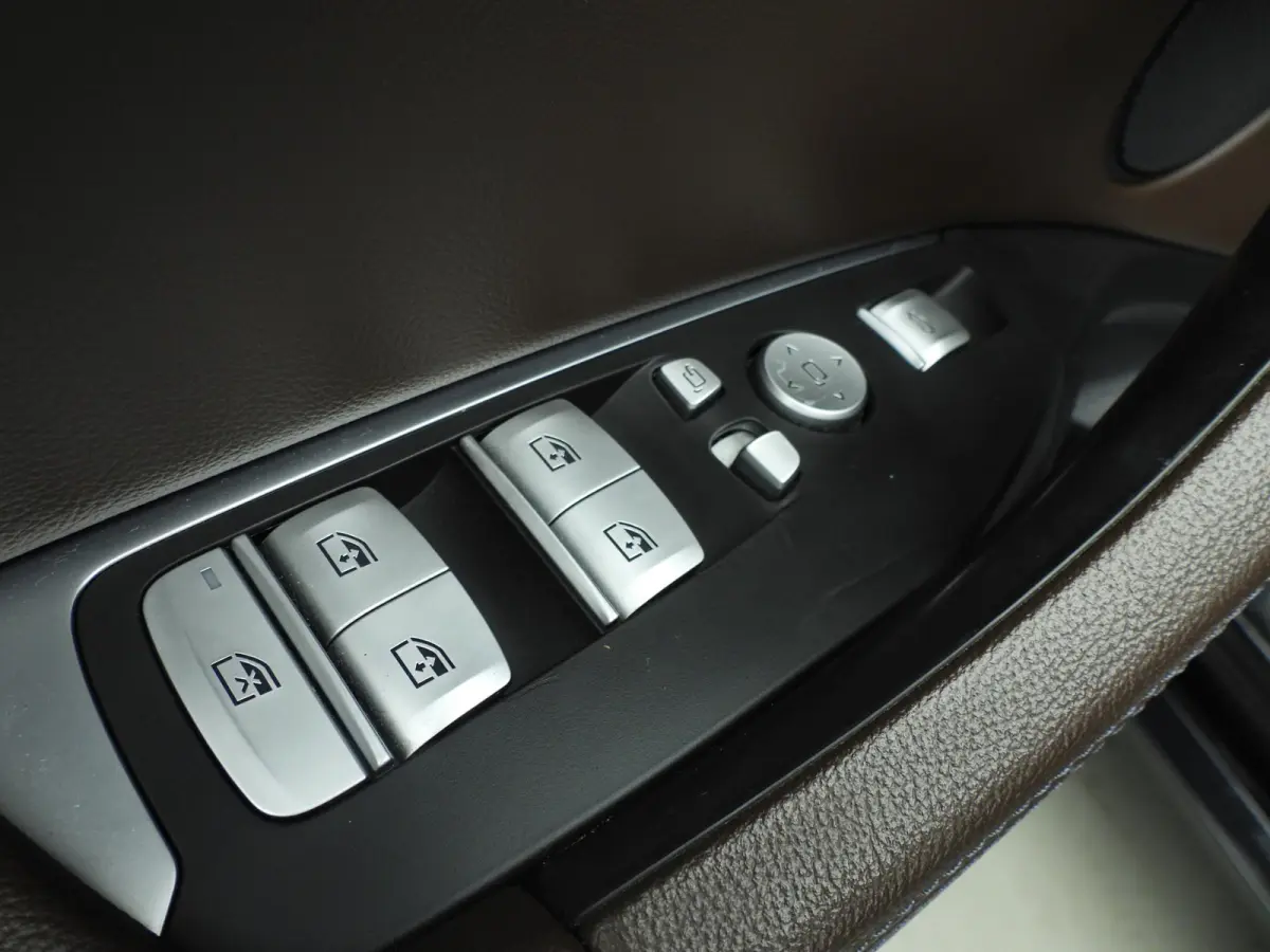 sDrive20i | M-Sportpakket | LED | Leder | HUD | Panoramadak | Chrome line | Stoelverwarming | DAB | Hifi speakers | Alu 20 inch