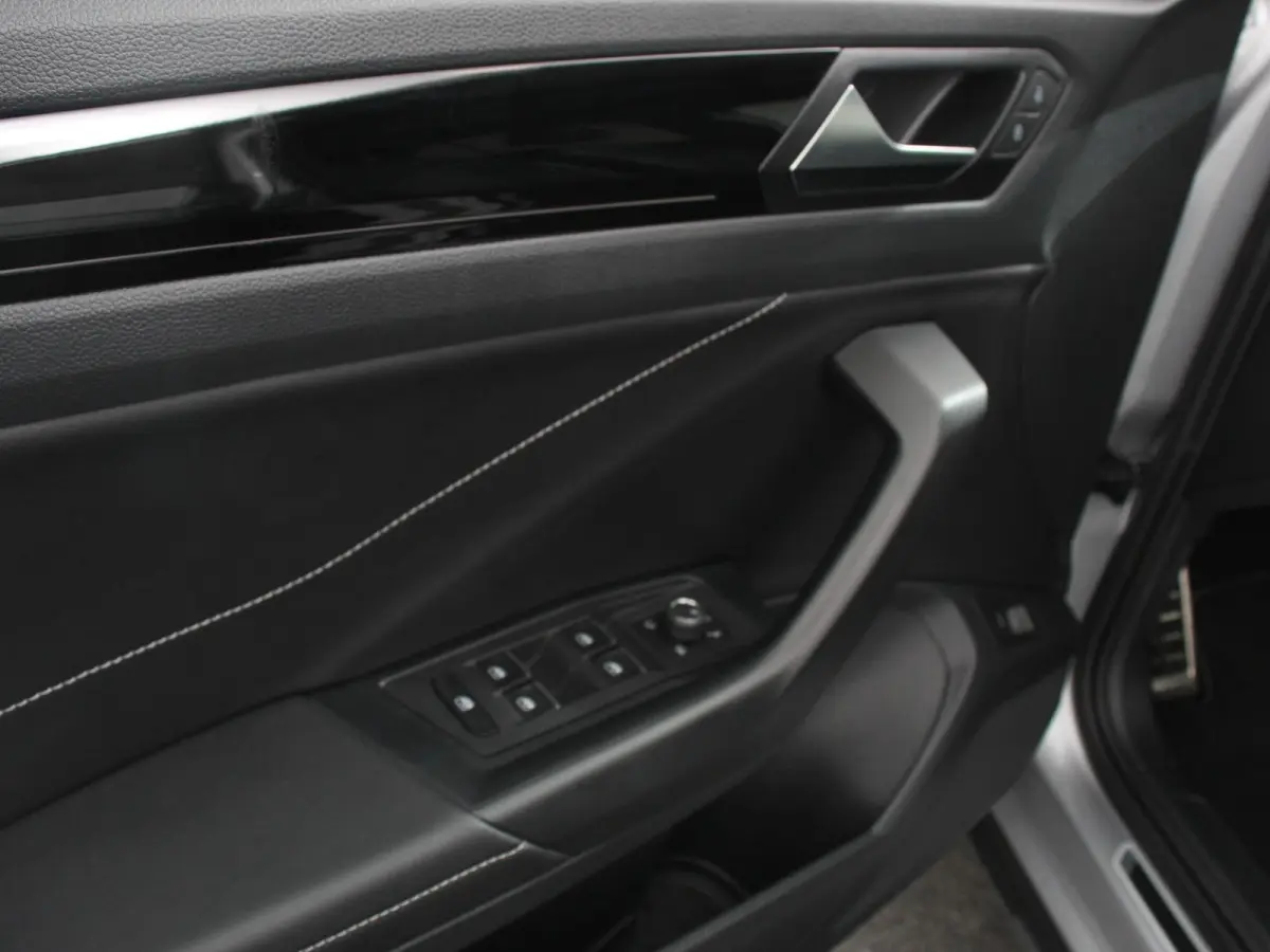 1.5 TSI Automaat R-Line Edition Digitale Cockpit Navigatie Appel Carplay/Android Auto Climate Control Extra getint Glas Stoelverwarming Dab Led Adaptive Cruise Control