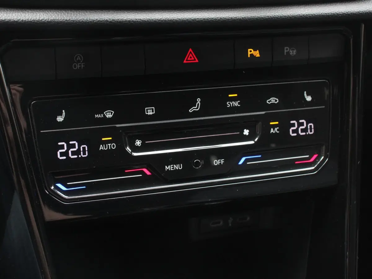 1.5 TSI Automaat R-Line Edition Digitale Cockpit Navigatie Appel Carplay/Android Auto Climate Control Extra getint Glas Stoelverwarming Dab Led Adaptive Cruise Control